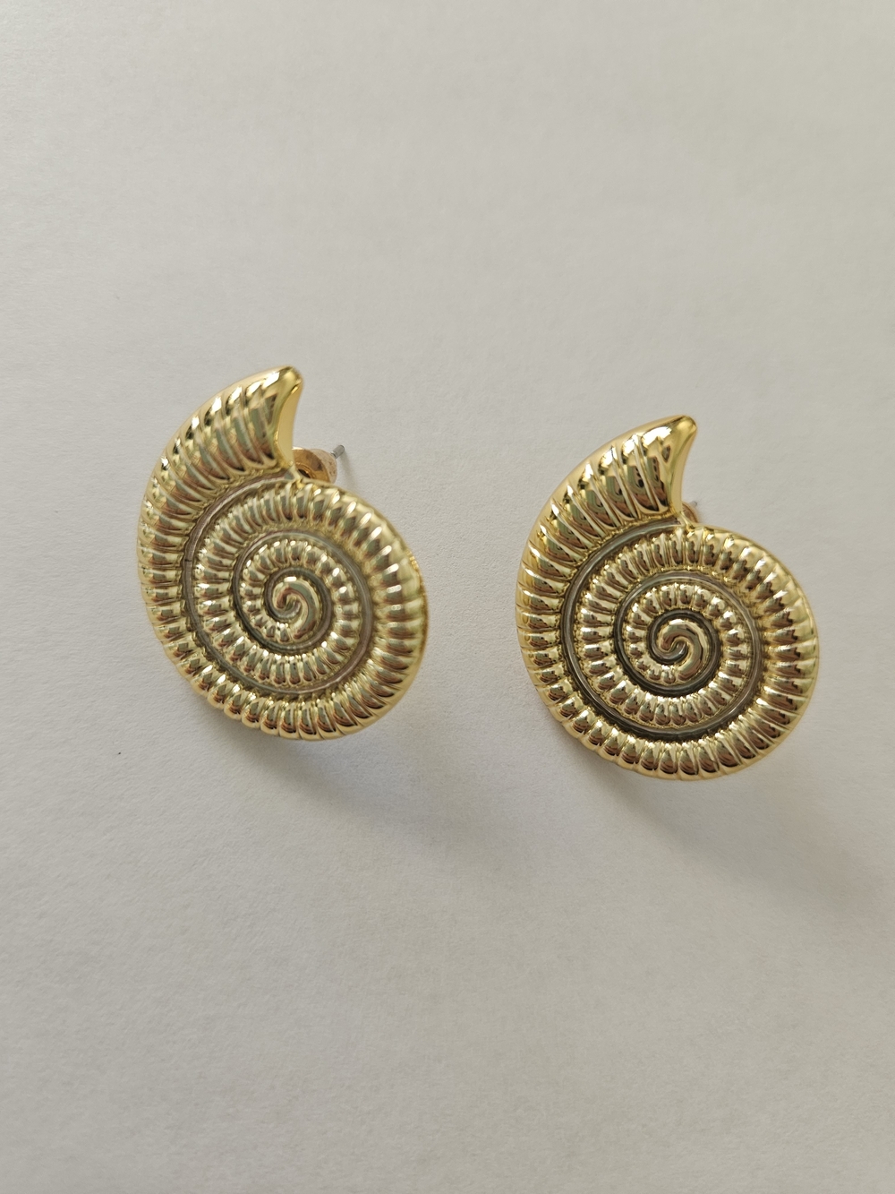 Gold Shell Stud Earrings Retro 80s Feminine Preppy Work Business Casual - Picture 2 of 4